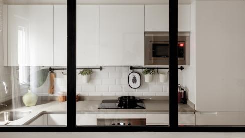 Cocina blanca equipada con muebles diseñados por Santos